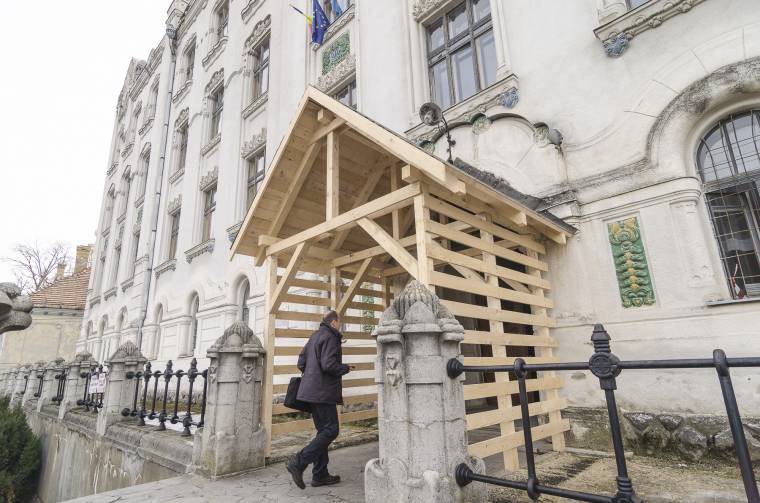 Csak az i betű maradt Tamási nevéből